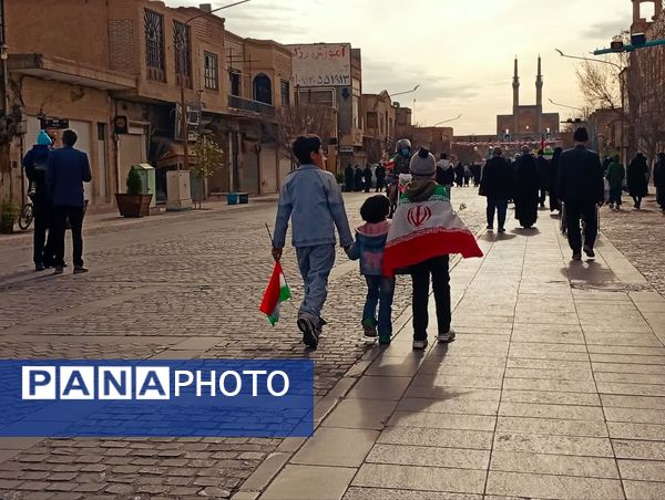 جلوه‌هایی از حضور پرشور دهه نودی‌ها در راهپیمایی ۲۲ بهمن در یزد