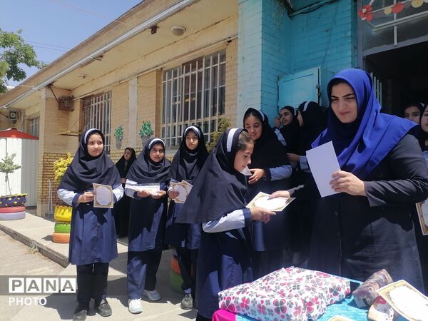 تجلیل از دانش آموزان برگزیده دبستان ناهید نخودی