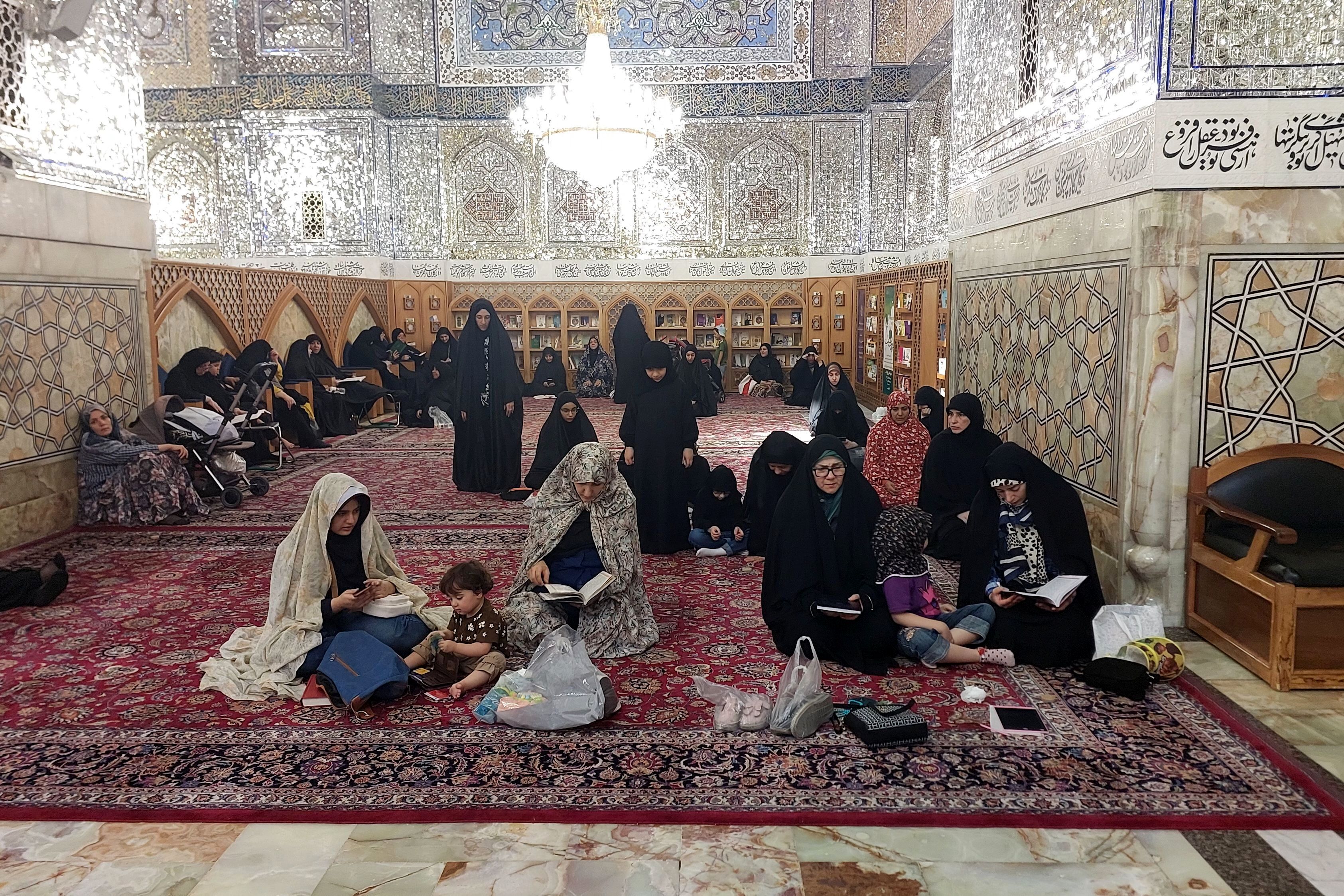 زائران حرم مطهر امام‌ رضا(ع)
