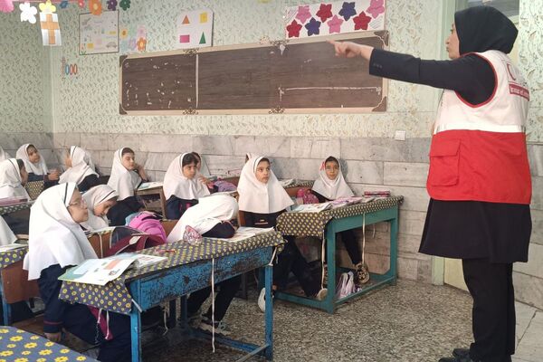 حضور نیروهای هلال احمر در دبستان هدی۱ به مناسبت هفته پدافند غیرعامل
