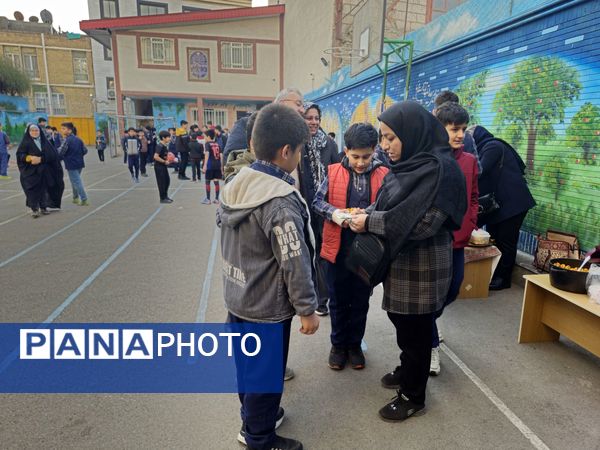  بازارچه دانش آموزی به مناسبت سالگرد پیروزی انقلاب اسلامی در دبستان پسرانه پاسدارن ناحیه ۳
