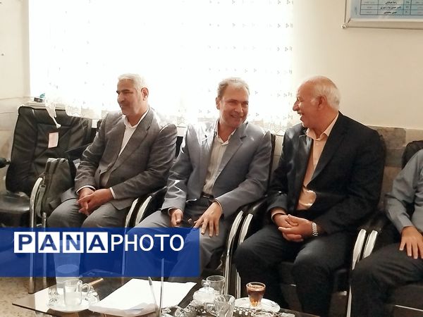 دیدار معاون پرورشی آموزش و پرورش کاشمر با کادر دبیرستان امام حسین (ع)