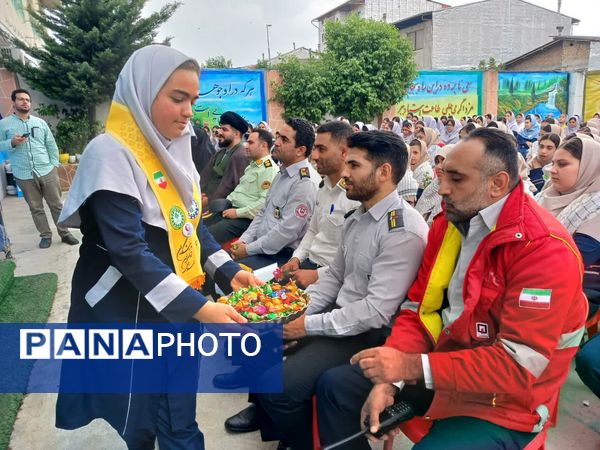 حضور نیروهای انتظامی در دبیرستان نجم قائمشهر