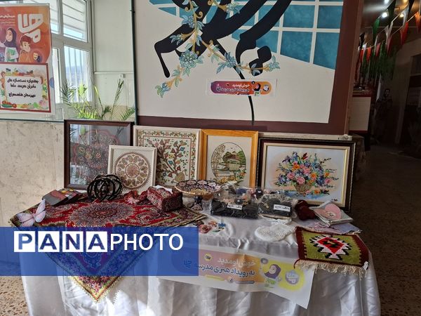 برپایی نمایشگاه «ماها» در دبیرستان شاهد معراج ناحیه یک کرج 