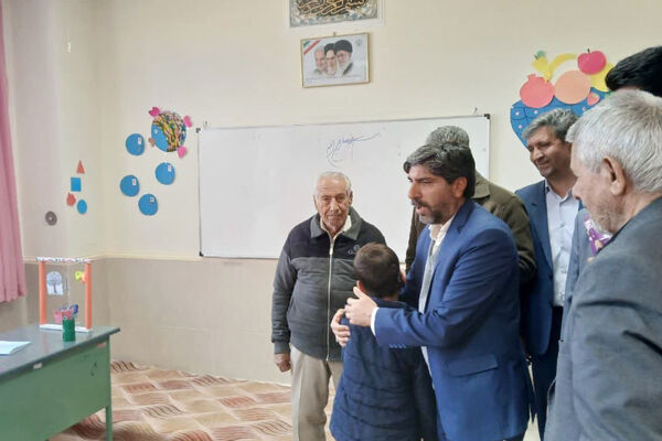 تجلیل از دانش‌آموزان با نیازهای ویژه دبستان بهار آزادی شهرستان آباده