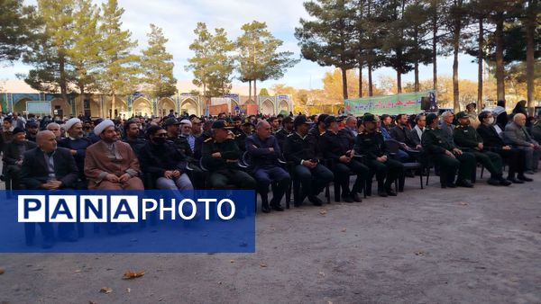 غبارروبی و عطرافشانی گلزار مطهر شهدا در نیشابور 