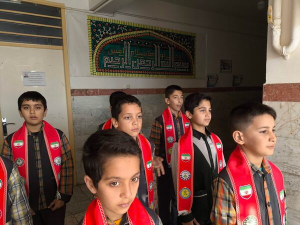 برگزاری جلسات تمرین سرود همگانی به‌مناسبت عید مبعث در آموزشگاه شهید پسندیده فدافن