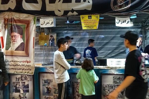 چایخانه ها محل آرامش در دل تجمعات