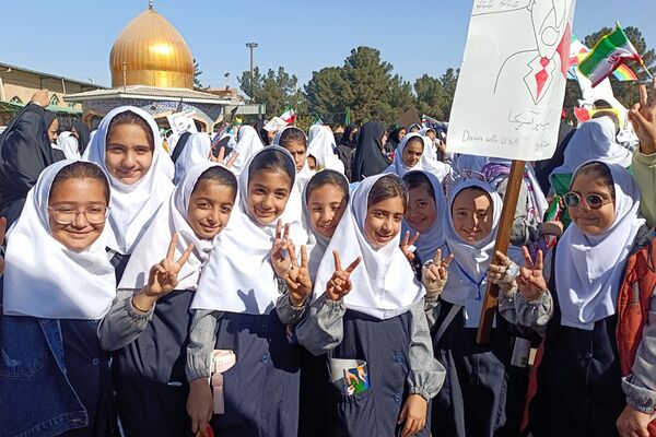 حضور پرشور دانش‌آموزان فشافویه در راهپیمایی ۱۳ آبان