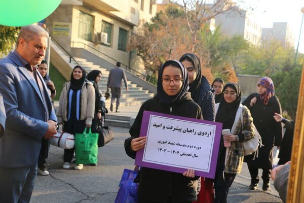 آیین بدرقه دانش‌آموزان دختر ناحیه یک شهرری به اردوی راهیان پیشرفت