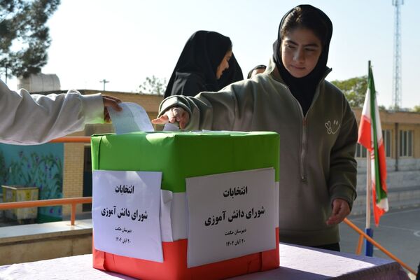 تجربه تمرین دموکراسی دانش‌آموزان مدرسه حکمت در انتخابات شورای دانش‌آموزی