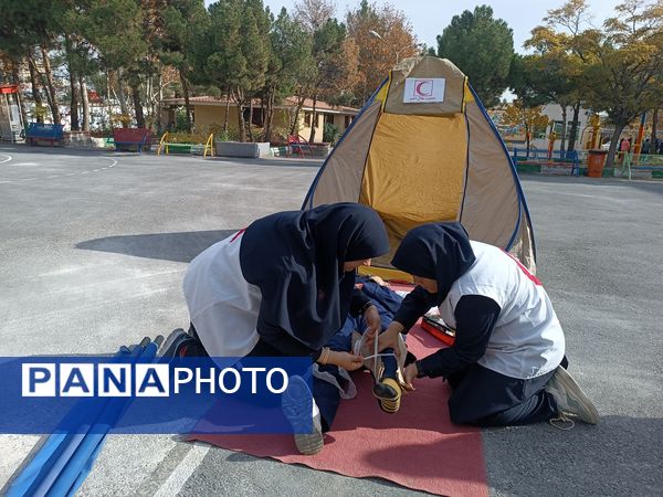 مانور زلزله در دبیرستان آرمینه مصلی نژاد