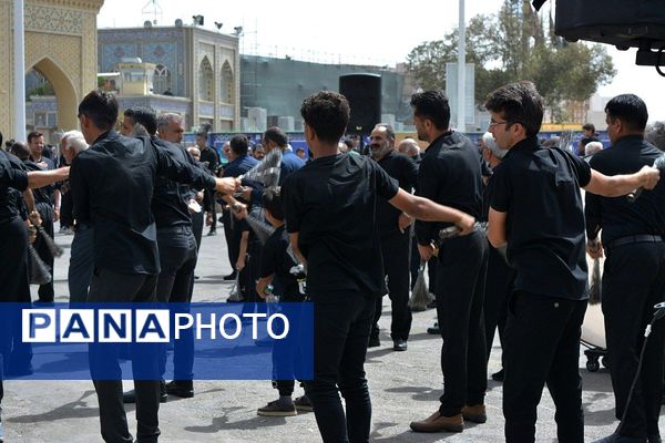 پرچم‌های عزا بر فراز حرم امام رضا(ع)