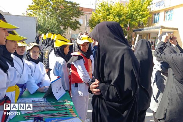 آیین گرامیداشت هفته بهداشت روان و تقدیر از همیاران مشاور در دبیرستان دخترانه رضوان برگزار شد
