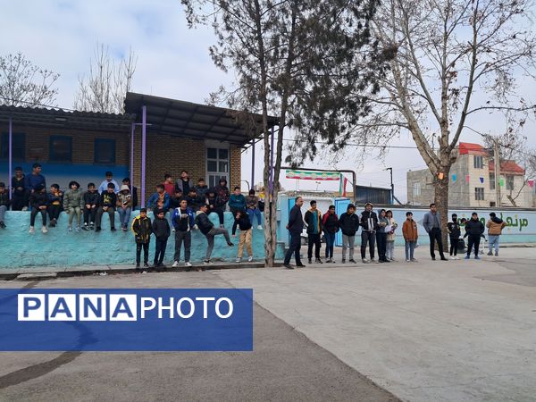 برگزاری مسابقه فوتبال گل کوچک درون مدرسه‌ای به‌مناسبت دهه فجر دبیرستان  پژوهش آشخانه 