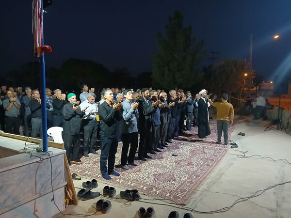 مراسم شبی با شهدا در محل گلزار شهدای روستای بزنجرد شهرستان خلیل‌آباد