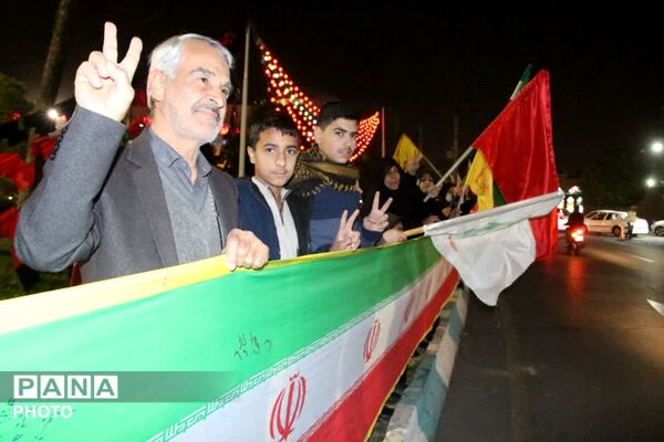 خواندن دسته جمعی سرود ملی ایران در باغ ملی یزد