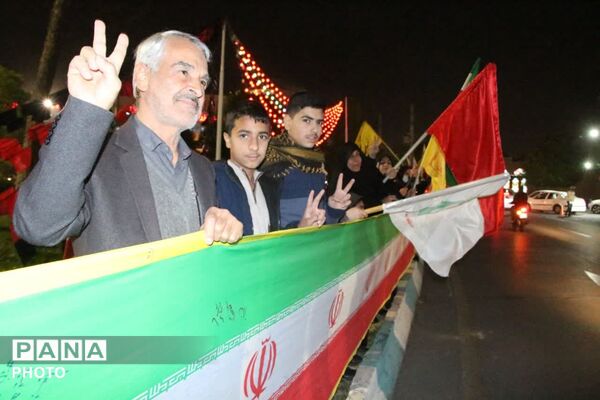 خواندن دسته جمعی سرود ملی ایران در باغ ملی یزد