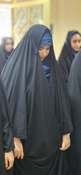 اقامه نماز جماعت مادر و دختری در مدارس انزلی