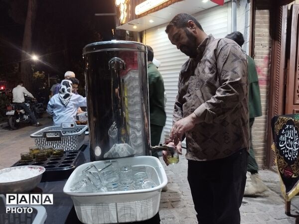 طعم خدمت در چایخانه‌ «گلشن»؛ روایت میزبانی طلاب در صد و هشتاد و سومین شب شهادت