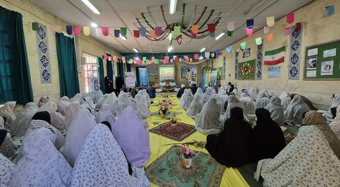 آغاز سال تحصیلی با نماز جماعت در دبیرستان شاهد علامه امینی شیراز