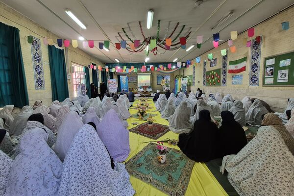 آغاز سال تحصیلی با نماز جماعت در دبیرستان شاهد علامه امینی شیراز