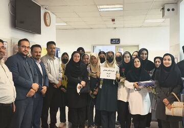 قدردانی دانش‌آموزان شهر زرقان از پرستاران