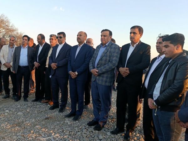 کلنگ ساخت دبستان 14 کلاسه خیرساز در روستا دهو شهرستان میناب به زمین زده شد