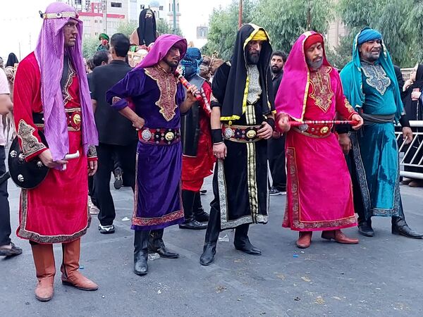 استقبال عزاداران حسینی از کاروان نمادین اسرای کربلا در قم