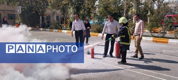  آموزش مهارت‌های اطفای حریق در دبیرستان نمونه محبوبه محبی نیشابور 