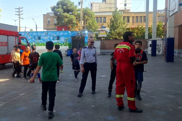 آموزش توسط آتش‌نشانان در دبستان معارف ۶
