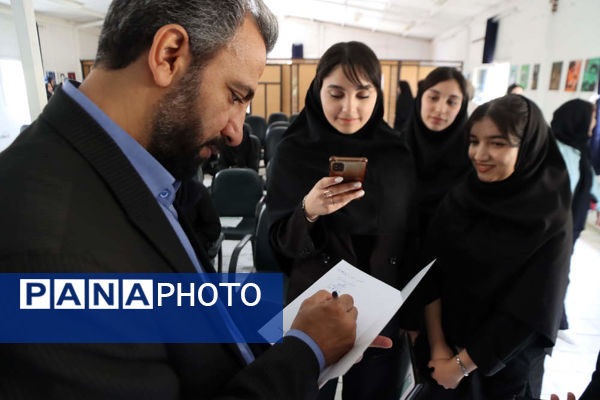 دانش آموزان اسلامشهری هنرستان شهدای واوان میزبان مراسم افتتاحیه نمایشگاه پوستر "پدر طالقانی"