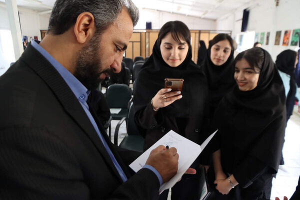 دانش آموزان اسلامشهری هنرستان شهدای واوان میزبان مراسم افتتاحیه نمایشگاه پوستر "پدر طالقانی"