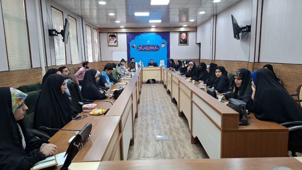 نشست صمیمی اعضای مجلس دانش‌آموزی و خبرنگاران پانا با معاون تربیت‌بدنی و سلامت آموزش و پرورش قم