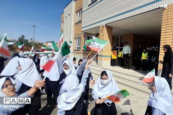 میزبانی دختران مدرسه محدثه شاهد از سرگرد چگینی فرمانده نیروی انتظامی ورامین و همراهانشان