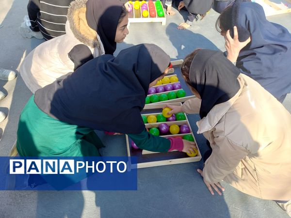 انجام بازی‌های گروهی دانش‌آموزان در مدرسه بهار آزادی