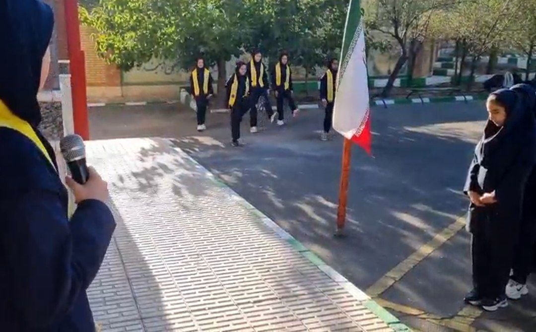  طنین غرورآفرین پرچم جمهوری اسلامی در برنامه صبحگاهی دبیرستان دین و دانش مرند
