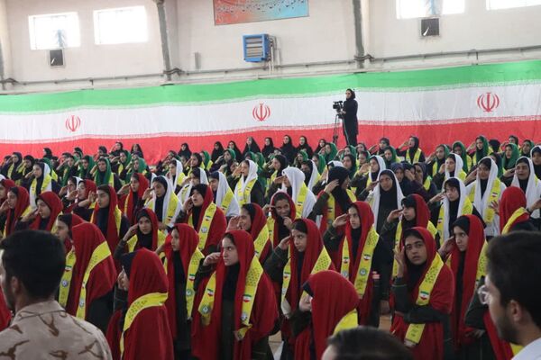 ثبت اثر انگشت هزار دانش‌آموز یزدی پای پرچم ایران