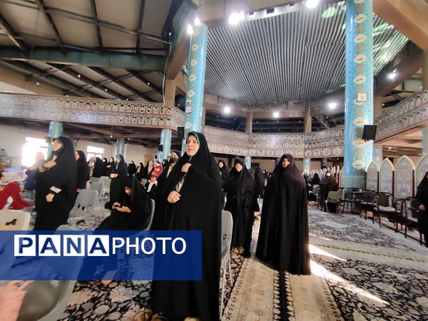 دکلمه‌خوانی دانش‌آموزان در مقابل مادران شهرستان قدس به‌مناسبت روز مادر