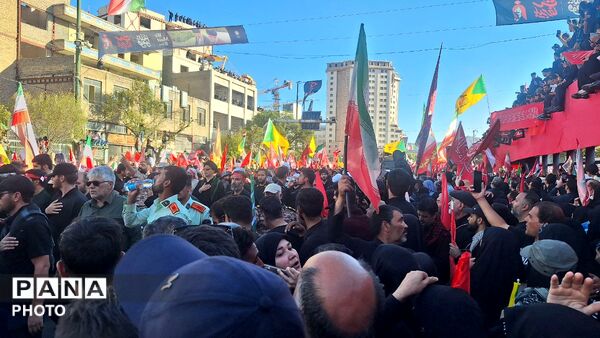 مشهد، در آغوشِ حرم، با رهبر شهید وداع کرد