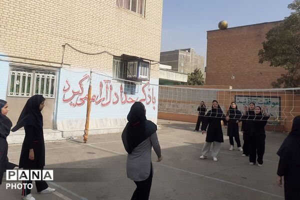 رقابت دوستی و سلامتی هفته تربیت‌بدنی با شور و نشاط دانش‌آموزان در دبیرستان توحید یک