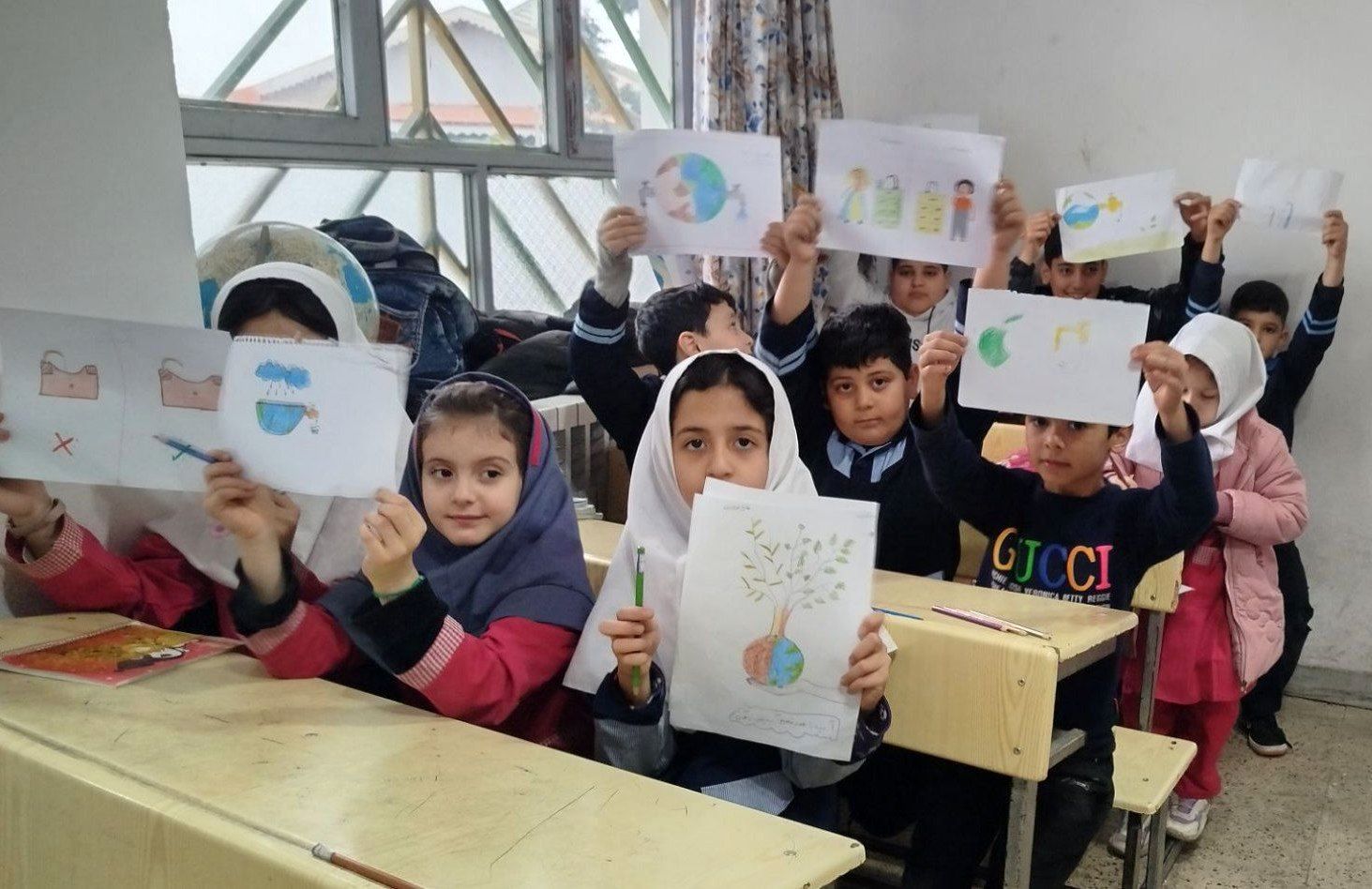 دستان کوچک دانش‌آموزان، آیه‌ای از آسمان را در مدرسه روستایی نقاشی کردند