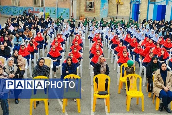 تقدیر از رتبه‌های برتر درسی در دبیرستان سپاهان بهارستان‌دو