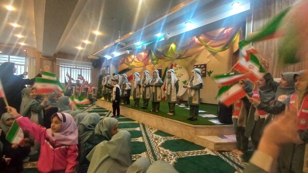 مراسم روز دانش آموز در دبستان دخترانه شاهد تحقیقی ناحیه ۶