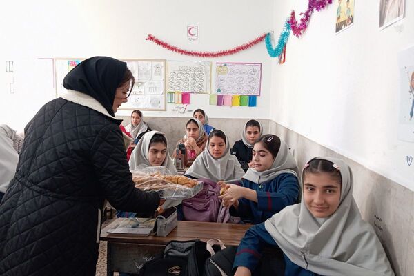 ایستگاه صلواتی دانش‌آموزان دانش‌نیا؛ تجلی ارادت به حضرت فاطمه زهرا(س)