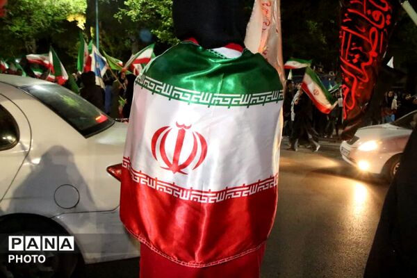 خواندن دسته جمعی سرود ملی ایران در باغ ملی یزد
