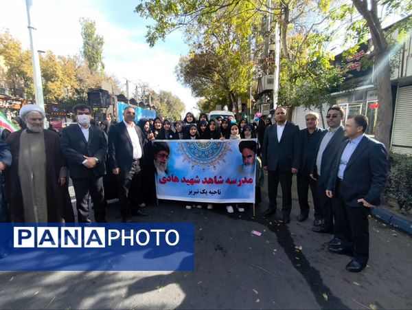  از قاب نگاه نوجوان تا فریاد «مرگ بر استکبار»