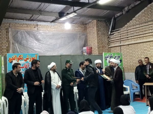 اهدای کمربند به تکواندو کاران فاروجی