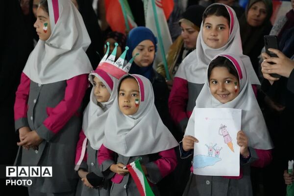 اجتماع بزرگ ریحانه‌های فاطمی در گرامیداشت شهدای میناب