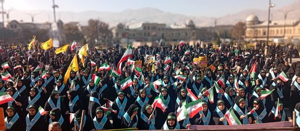 حضور پررنگ پیشتازان، جلوه‌ای از نشاط و بصیرت دانش‌آموزی در سیزده آبان